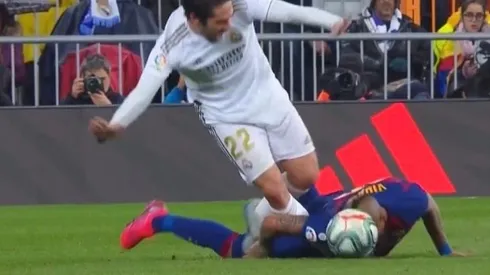 El momento exacto en que Vidal intentó quedarse con la pelota trancando con la cabeza.