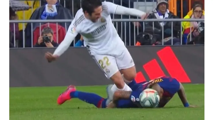El momento exacto en que Vidal intentó quedarse con la pelota trancando con la cabeza.