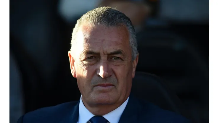 Gustavo Alfaro da el ok para dirigir a Colo Colo, pero se complica la situación