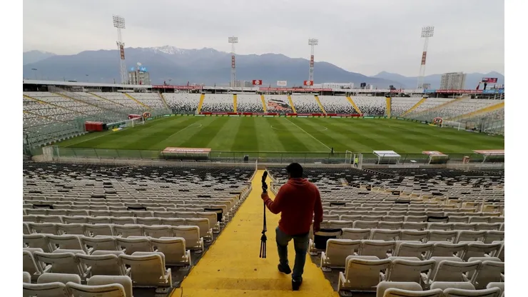 Podría ser larga la espera para volver a ver a Colo Colo con público en el Monumental.