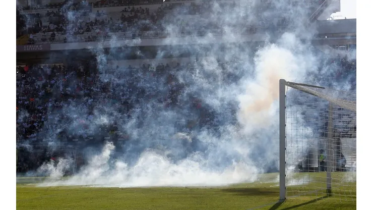 Algunas bombas de estruendo que cayeron en la cancha