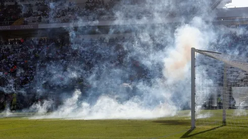 El duelo entre albos y cruzados se detuvo por manifestaciones de los hinchas.