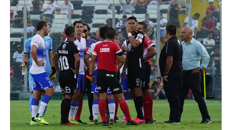 Los jugadores al centro del terreno de juego