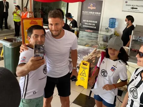 Hinchas de Colo Colo se sacan fotos con Lanaro, quién hace un llamado de unidad