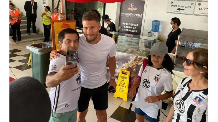 Hinchas albos junto a Germán Lanaro en el hall del sector Océano