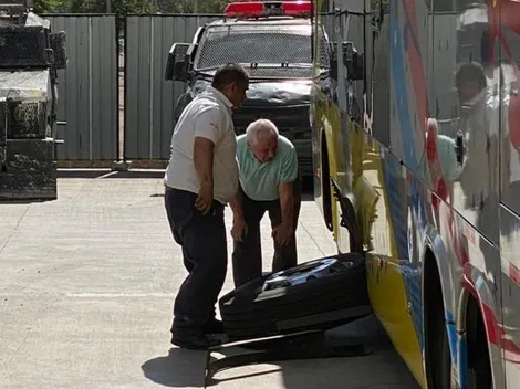 Se pinchó uno de los neumáticos del bus de Colo Colo al llegar al estadio