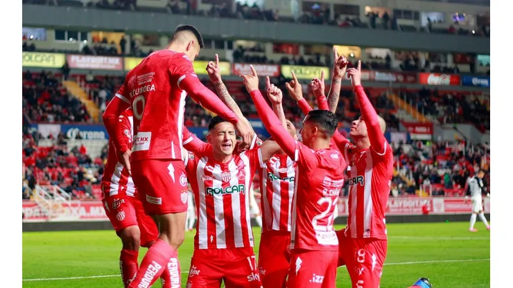 Todos celebran el gol de Juan Delgado