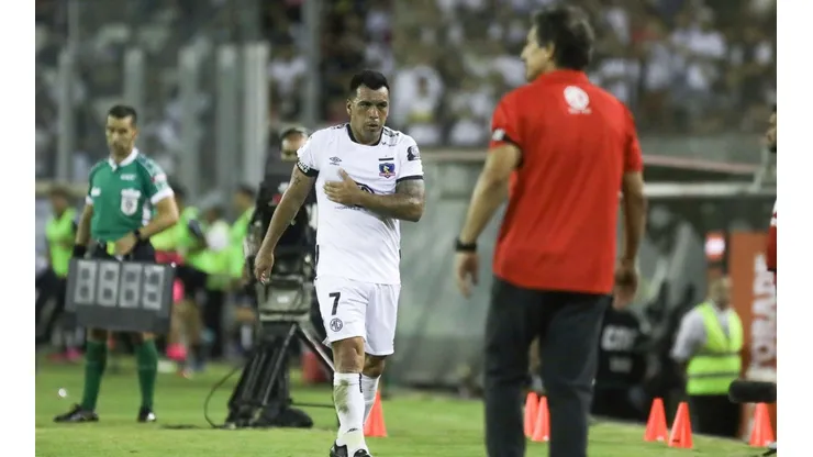 Esteban Paredes será baja dos meses, tras fracturarse cuatro costillas