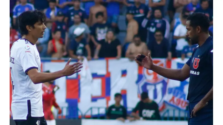 Los hinchas azules repudiaron el actuar de Carabineros.