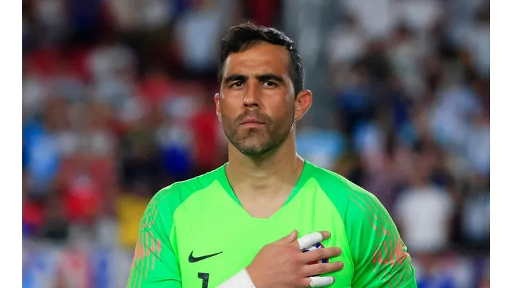 Claudio Bravo cree que en este país a los hinchas se les mira en menos