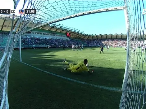 Cortés ataja penal a Henríquez que le pega con el diario