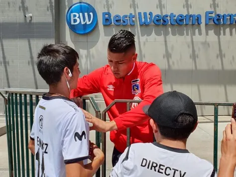 Brayan Cortés sale del hotel y atiende a los hinchas de Colo Colo