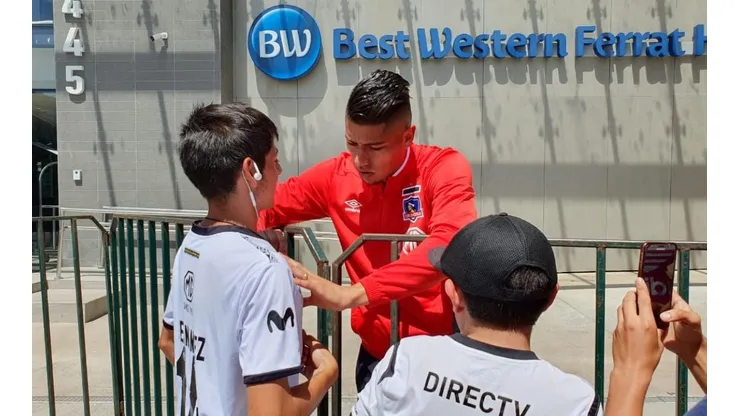 Brayan Cortés saca sonrisas a los niños en la previa
