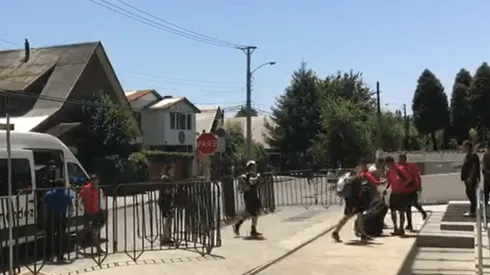 Delegación de jugadores no citados llega al hotel de concentración