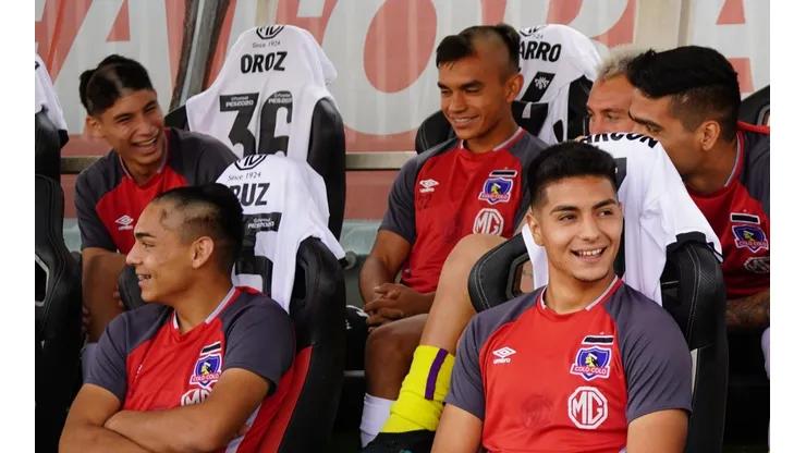 Los juveniles juntos en la banca del primer equipo