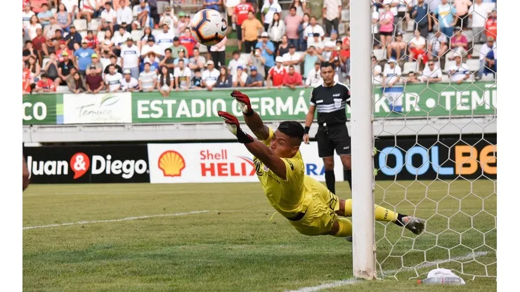 Cortés atajando el disparo de Edson Puch.