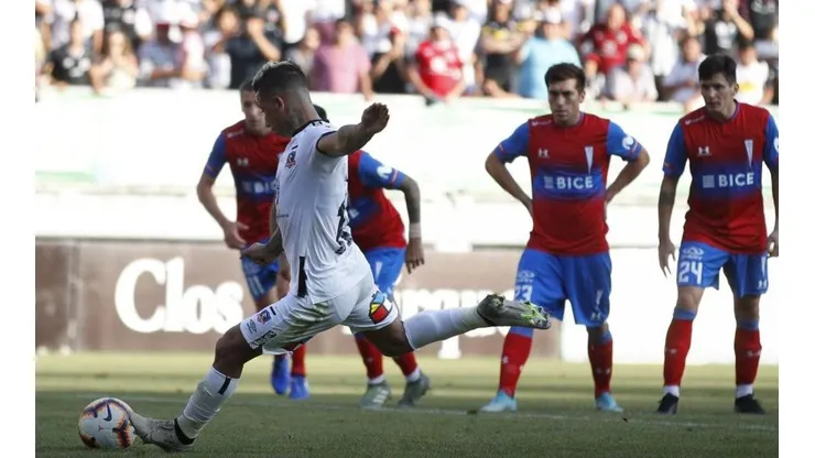 El penal de Leo Valencia que mandó el duelo a la definición desde los 12 pasos.