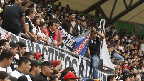 Hinchas albos en el Germán Becker