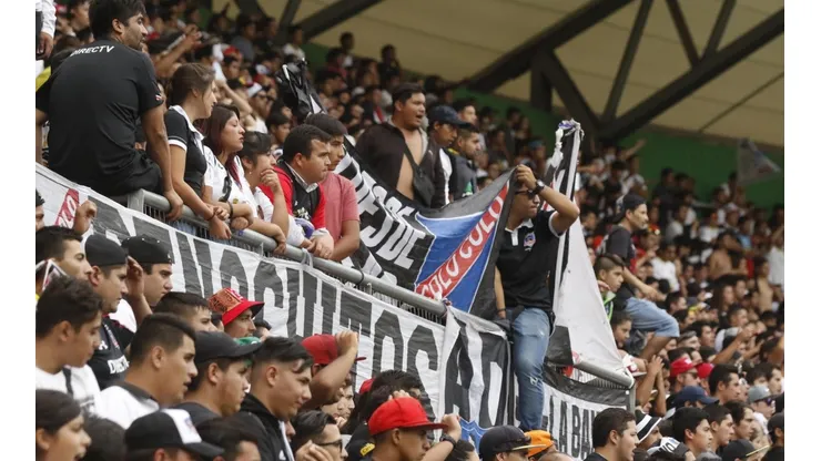 Hinchas albos en el Germán Becker