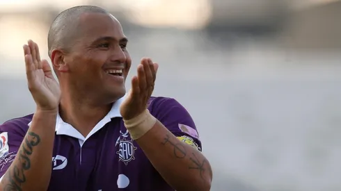 Suazo seguirá jugando en Primera B