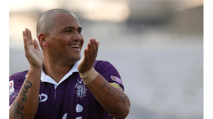 Suazo seguirá jugando en Primera B