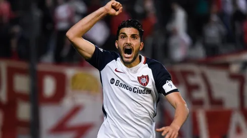 Nicolás Blandi está atento a los hinchas de Colo Colo