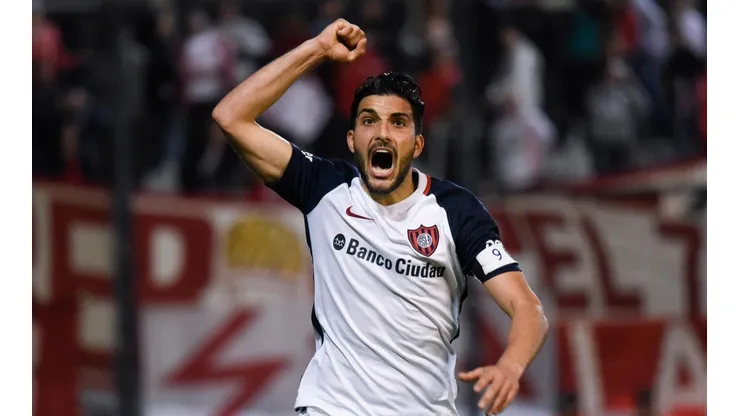 Nicolás Blandi está atento a los hinchas de Colo Colo