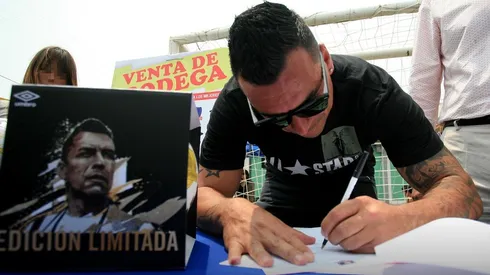 Esteban firmando su nuevo vínculo con el Cacique.