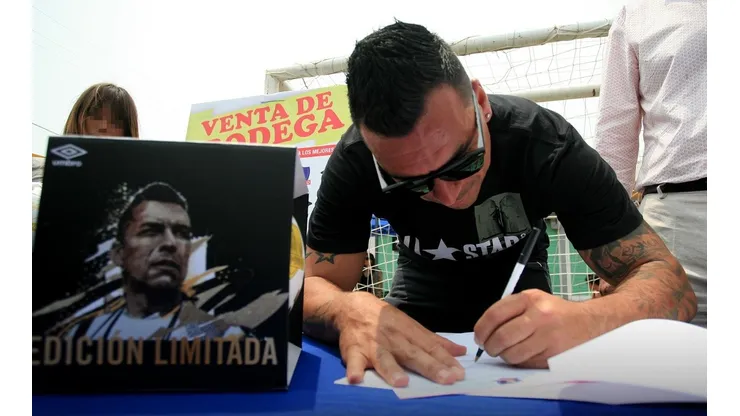 Esteban firmando su nuevo vínculo con el Cacique.