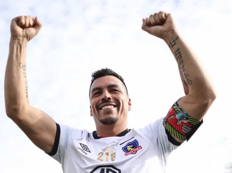 Ídolo: Paredes fue al Sename de Pudahuel a firmar su renovación con Colo Colo