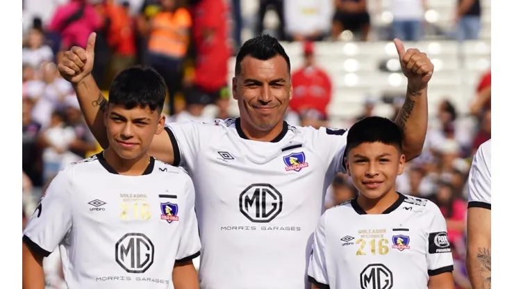 Esteban Paredes junto a sus hijos en la Noche Alba 2020