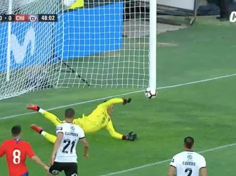 Miguel Pinto es pifiado cada vez que toca el balón, pero revierte con gran atajada