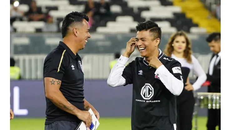 Esteban Paredes entrega camiseta especial a Américo