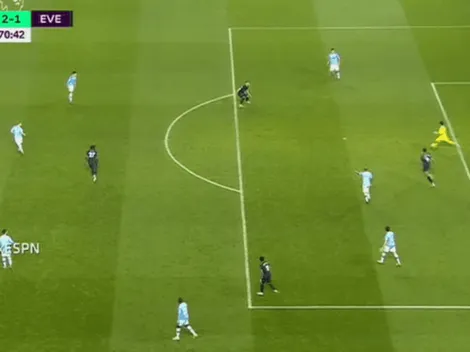 Bravo comete error fatal que termina en gol de Everton contra el Manchester City