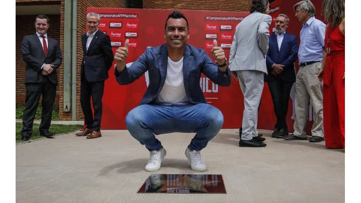 Esteban homenajeado en la ANFP tras su gol 216.