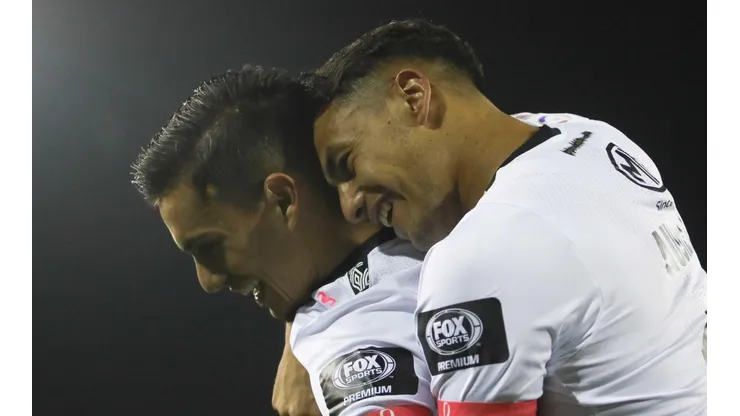 La cláusula de Villanueva es la misma que la de Morales: Cinco millones de dólares.