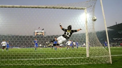 El gol de Matías Fernández a Pinto en la final ida del Apertura 2006