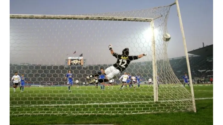 El gol de Matías Fernández a Pinto en la final ida del Apertura 2006