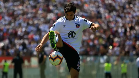 Matías Fernández dominando la pelota