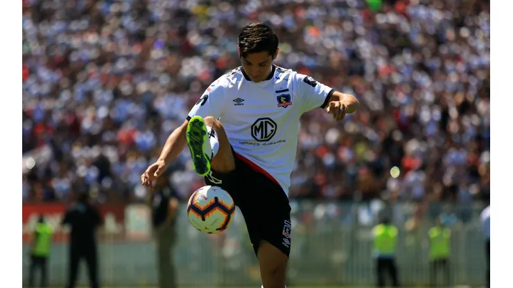 Matías Fernández dominando la pelota