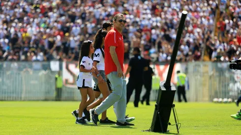 Aníbal Mosa recibe pifias de los hinchas de Colo Colo