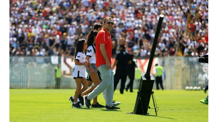 Aníbal Mosa recibe pifias de los hinchas de Colo Colo