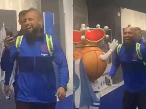 VÍDEO | Arturo Vidal no da más de la risa con la mascota de la Real Sociedad