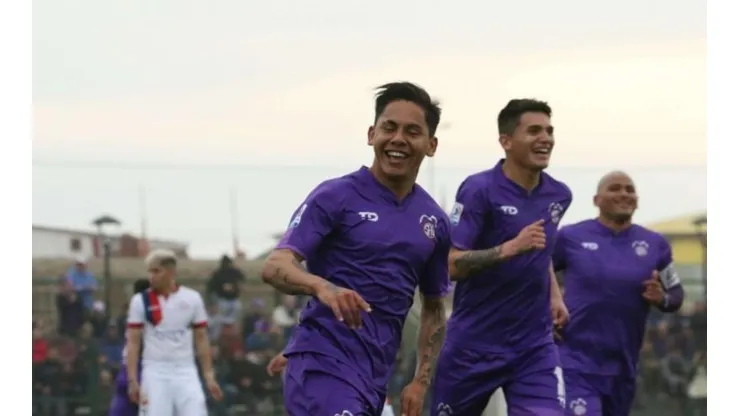 Zederick celebrando un gol junto a Suazo