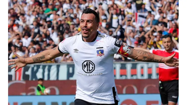 Esteban Paredes seguirá en Colo Colo por una temporada más