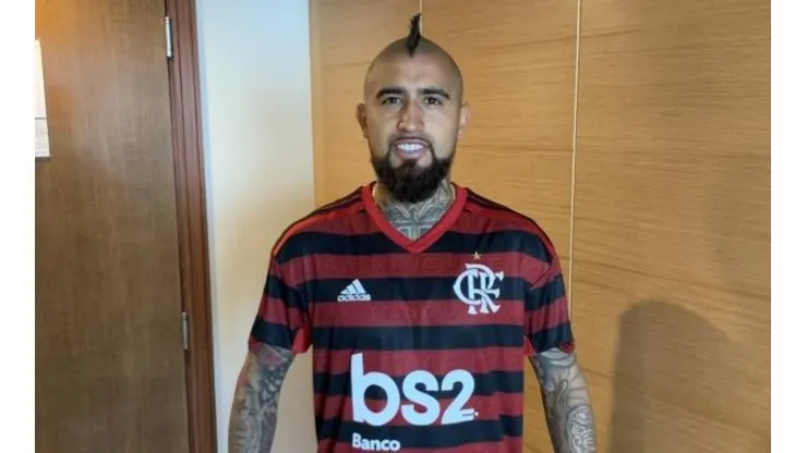 Arturo Vidal festeja la Copa Libertadores obtenida por Flamengo
