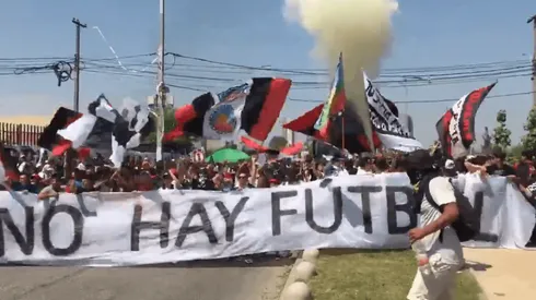 Hinchas de Colo Colo se manifiestan en las afueras del Monumental