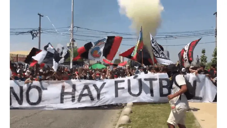 Hinchas de Colo Colo se manifiestan en las afueras del Monumental