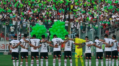 Los jugadores preparan un minuto de silencio