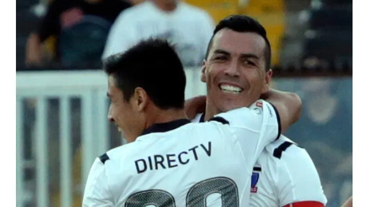 Esteban Paredes le hace un lindo regalo a Claudio Baeza